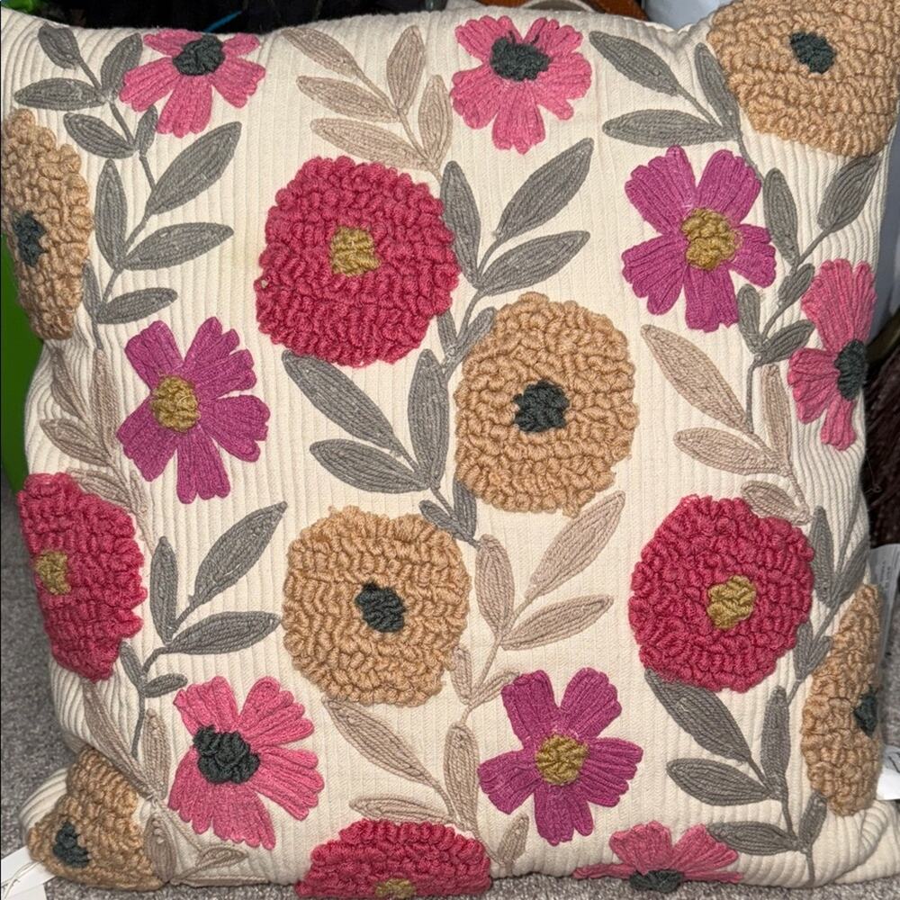 TRUE HOME 18” X 18” decorative ribbed pillow floral embroidered removable cover